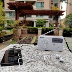 Mehrfach verwendbare solarbetriebene oder Stromerzeugung von Hand FM AM-Radio mit 1LED-Taschenlampe USB-Notladegerät Notfallalarm Campingversorgung mit Kopfhörerkabelloch